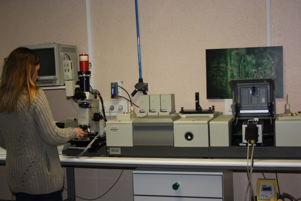 Analyze with FT-IR microspectrometer